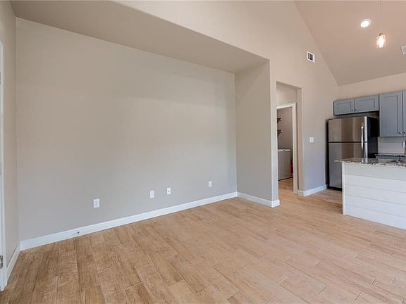 5th image of 919 Valley Oaks Ln #P