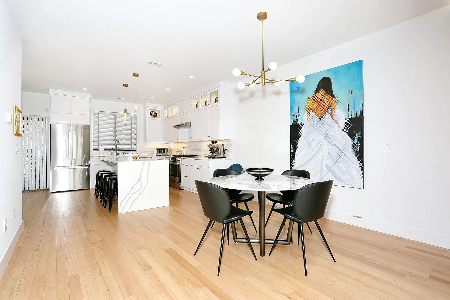 4 bed, 2500 sqft, $8,000 — Photo 3