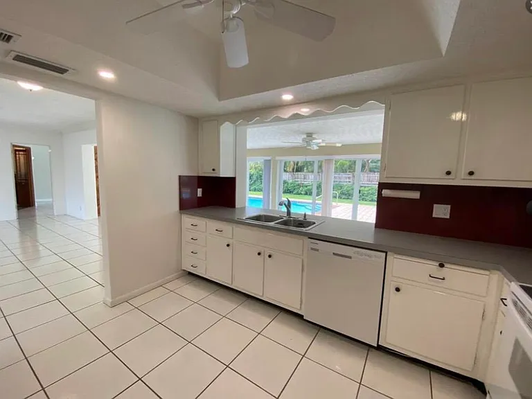 1230 SE 14th Dr — Photo 6