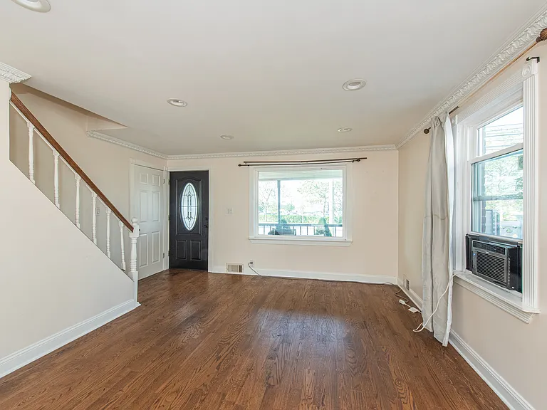 42 W Spring Valley Ave — Photo 7