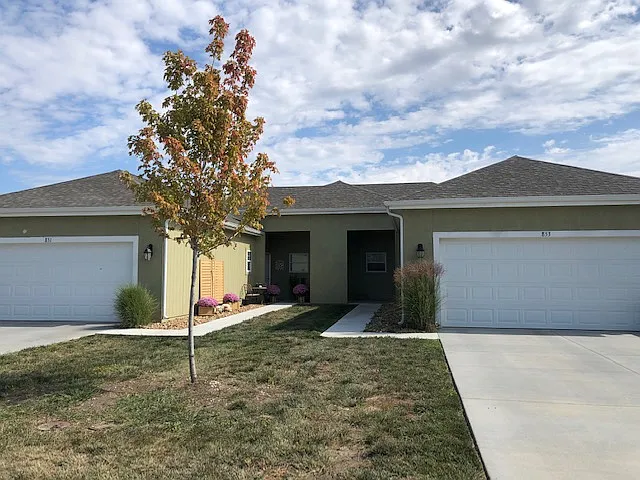3 bed, 1300 sqft, $1,850 — Photo 1