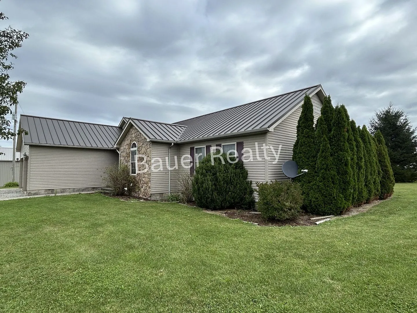 3 bedroom single family home with attached garage — Photo 3