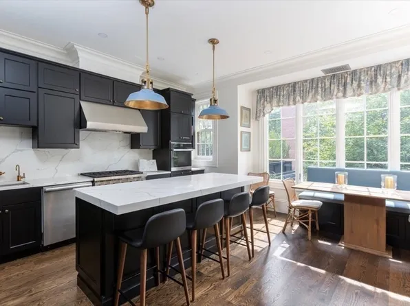 62 Chestnut St, Boston, MA 02108