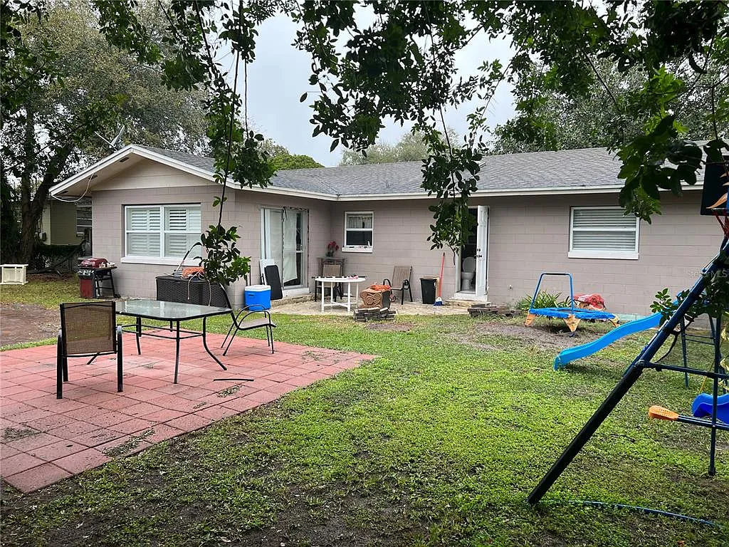3 bed, 2.0 bath, 1422 sqft, $2,350 — Photo 2