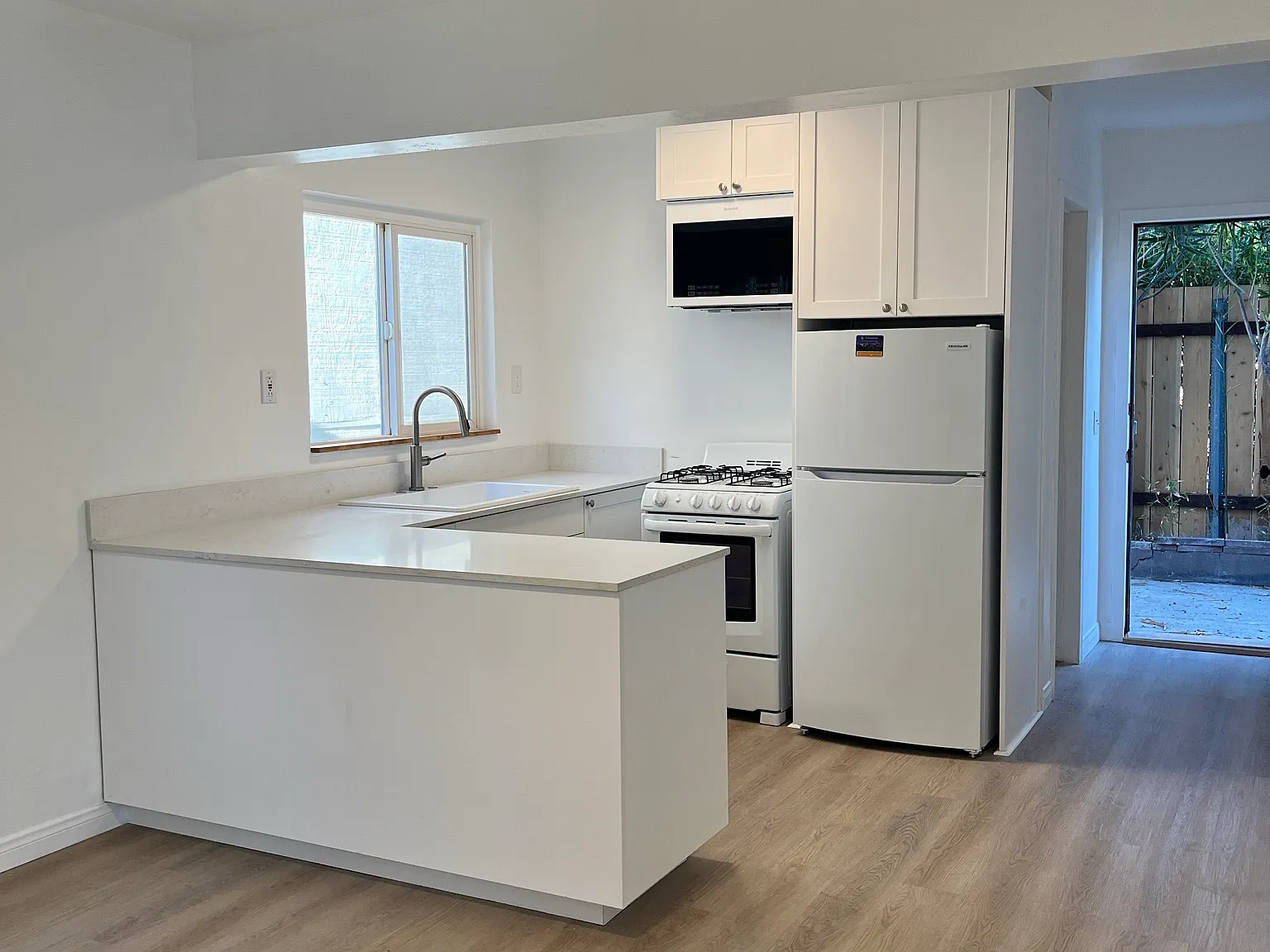 1 bed, 550 sqft, $2,100 — Photo 2