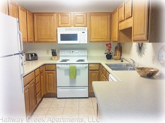 2nd image of 970 Linden Dr #101