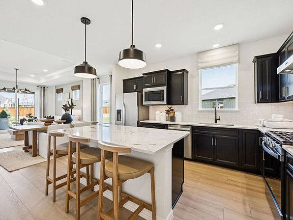 Eat-in island in kitchen