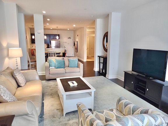 5th image of 810 Asbury Ave #303