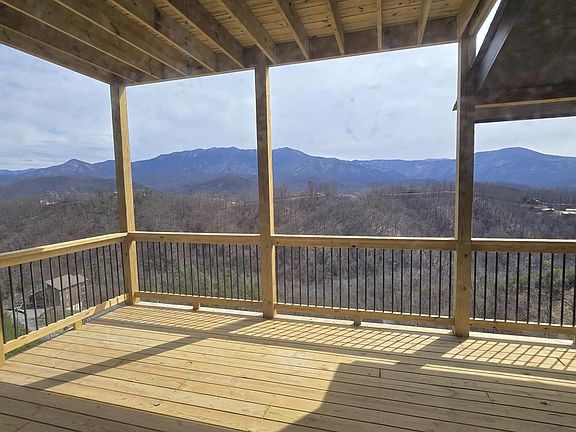 5th image of 748 Village Loop Rd