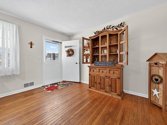 3rd image of 501 S Dixon Rd