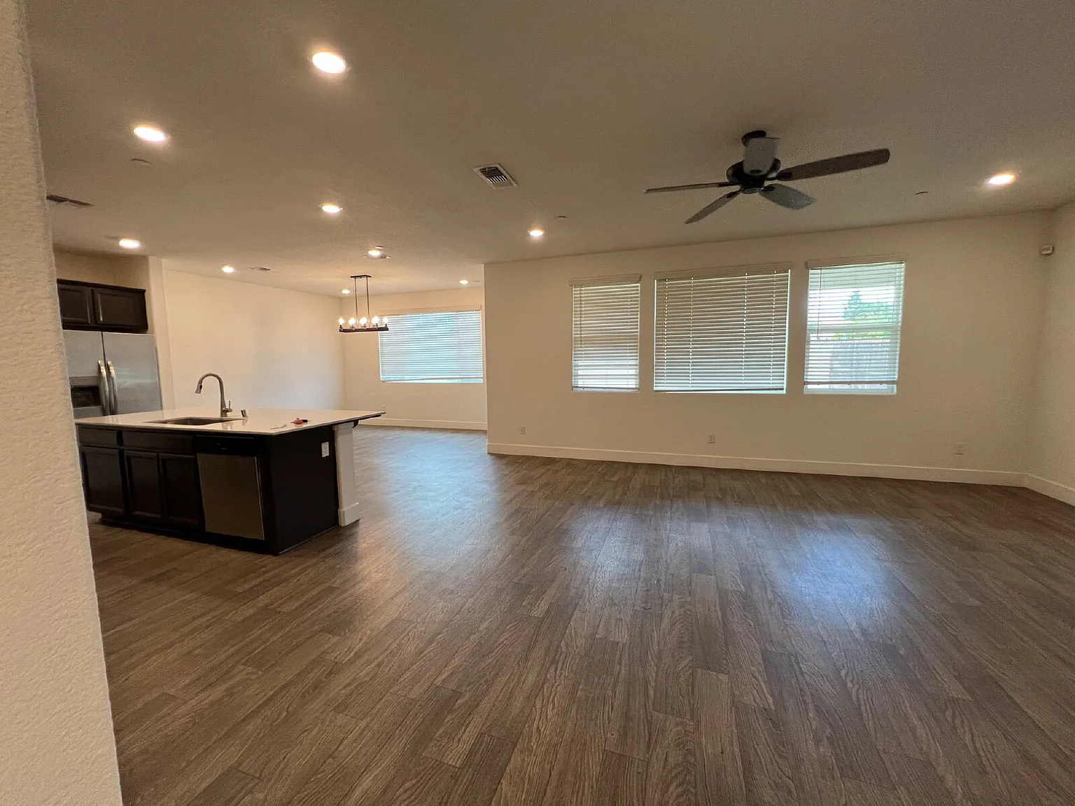 4 bed, 3.0 bath, 2102 sqft, $2,200 — Photo 4