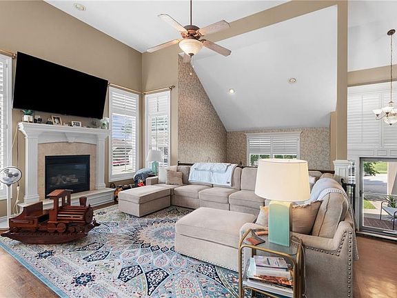 3rd image of 405 SW Gentry Ln