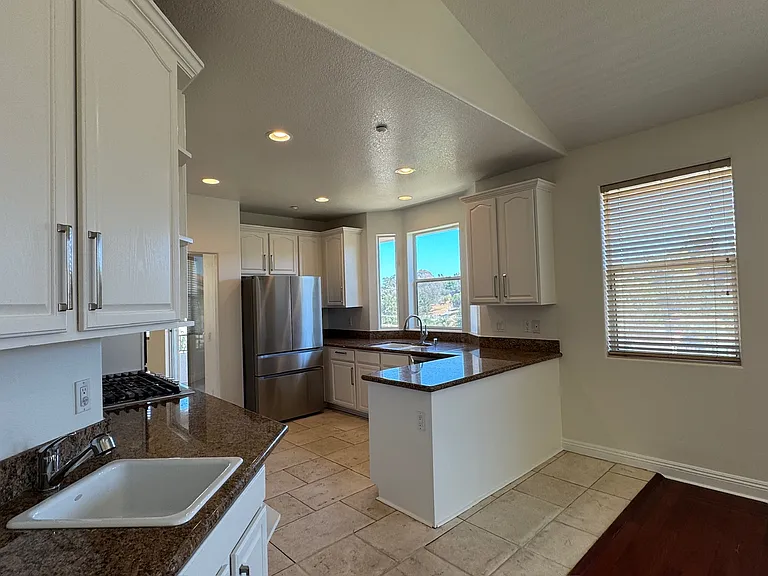 913 W Channel St — Photo 25