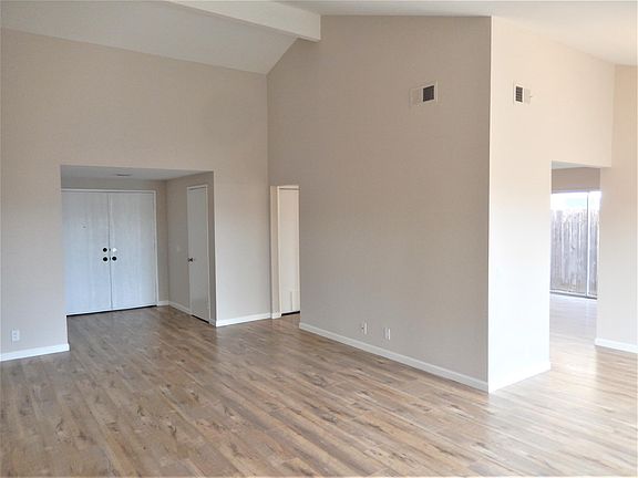 3rd image of 760 Sugar Pine St
