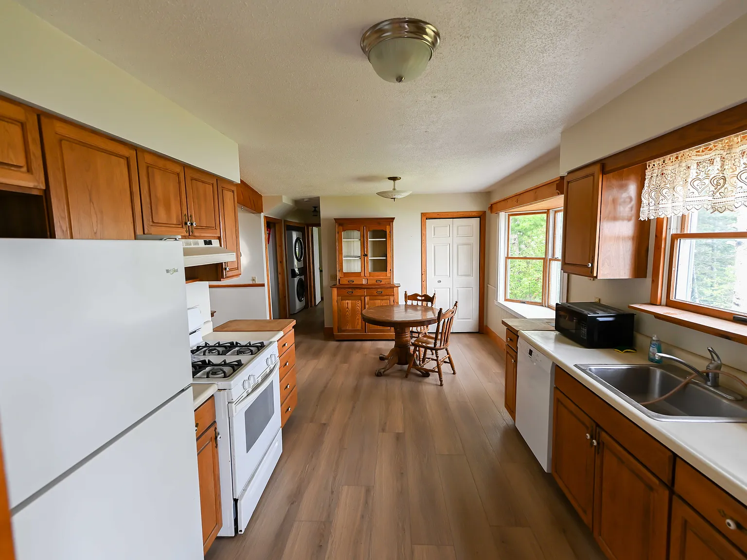 4 bed, 1750 sqft, $2,550 — Photo 2
