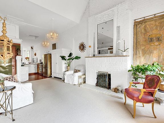 4th image of 629 E 6th St APT 5
