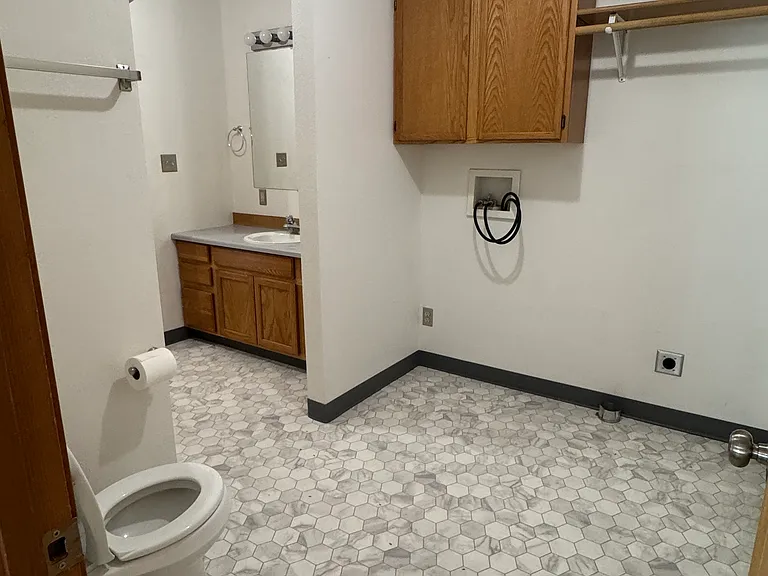 1627 Poplar St #1 — Photo 4