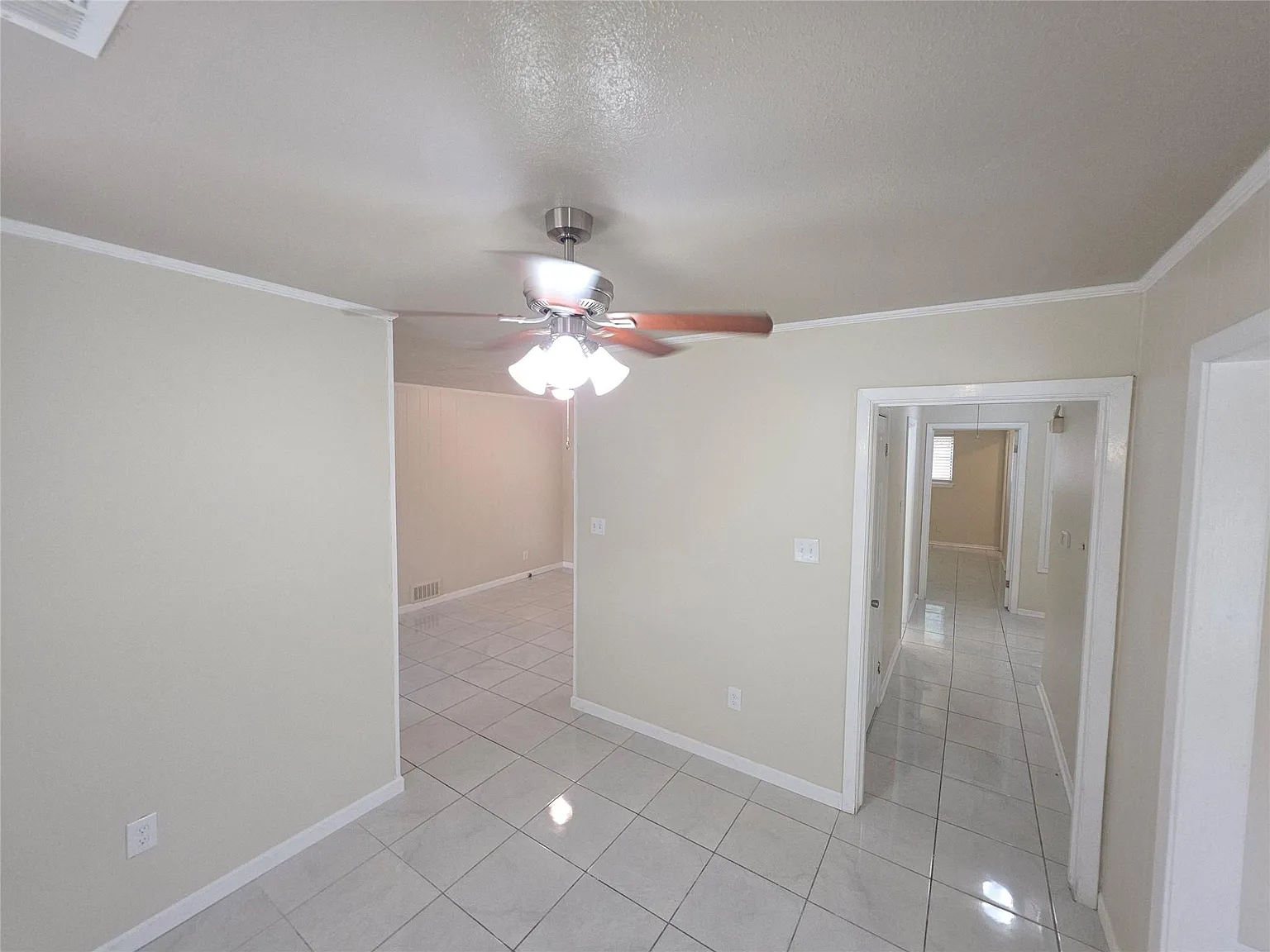 3 bed, 2.0 bath, 1611 sqft, $1,895 — Photo 4