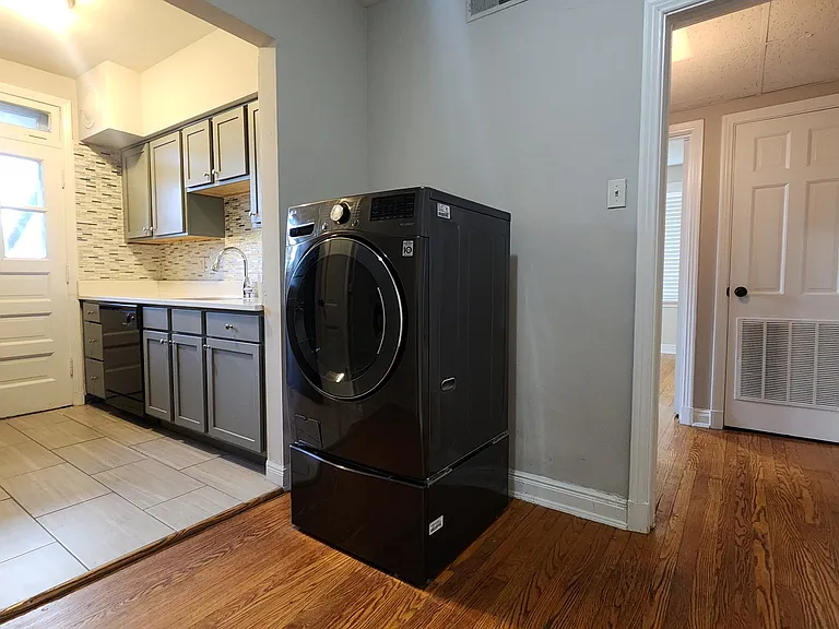 1042 Sanford Ave — Photo 8