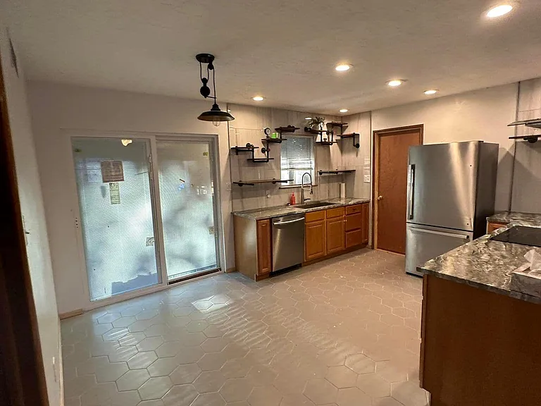 228 S Mercedes Dr — Photo 2