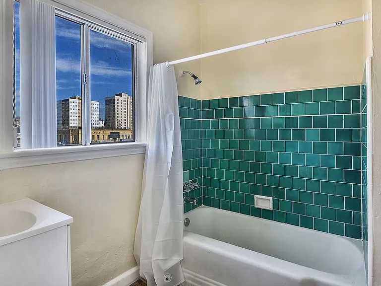 MacArthur Park Apartments — Photo 29