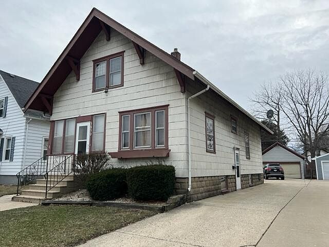 2nd image of 3830 Sheridan Rd
