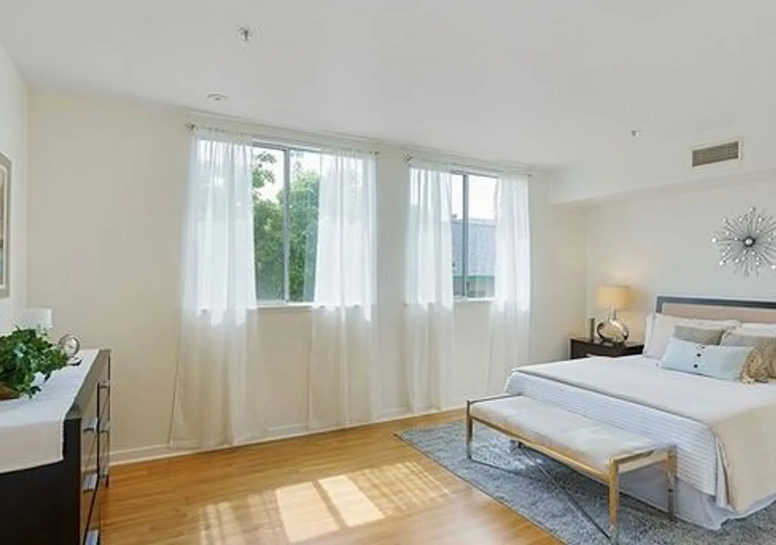 Rare Opportunity to Rent Spacious & Bright WLA Condo — Photo 3