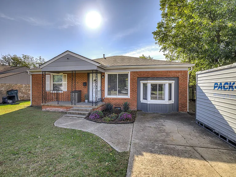 2912 W Fairfield Ave — Photo 2