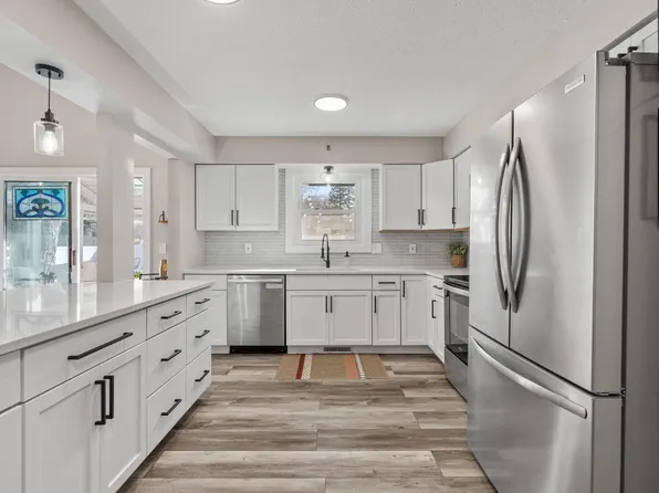 2946 McKnight Rd N, Maplewood, MN 55109