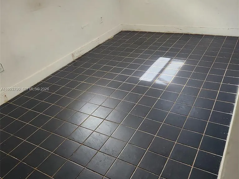 10 NW 28th Way — Photo 6