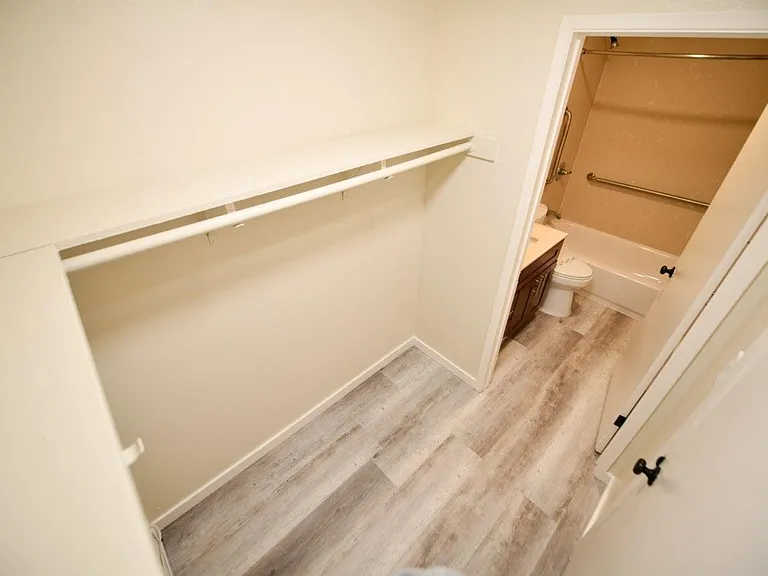 95 Linda Apartments — Photo 12
