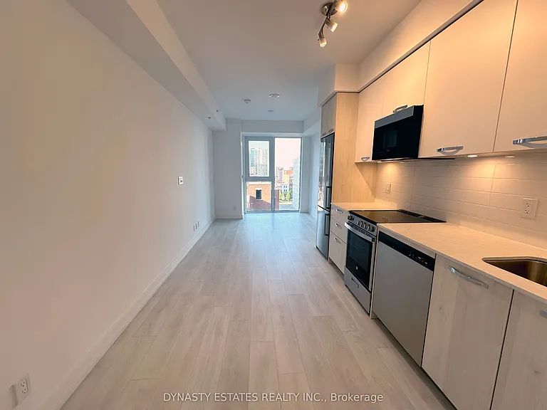75 James St S #908 — Photo 3