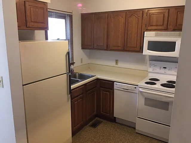 Building Photo - 604 Plaza Blvd #B