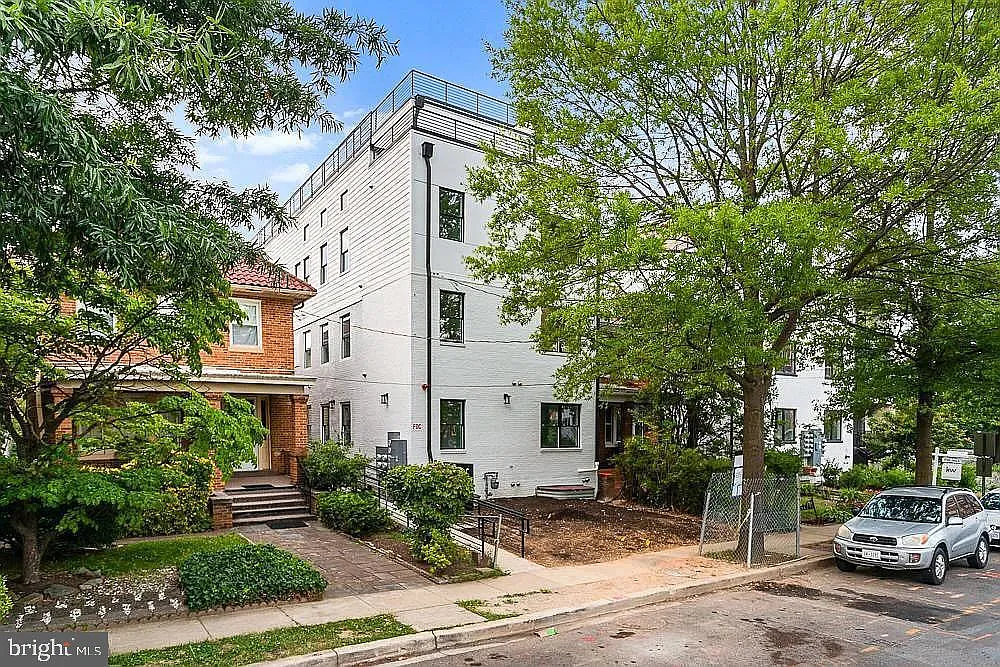 1109 NW Fern St NW — Photo 2
