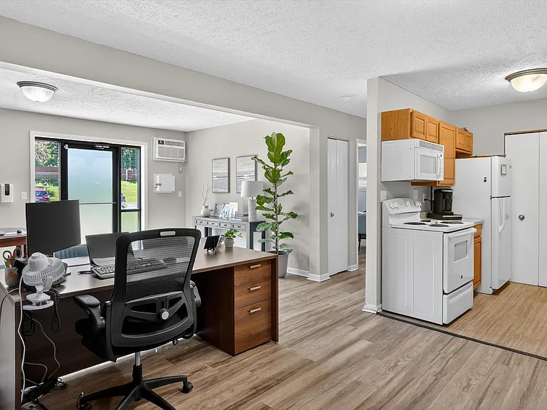 Lakeside Apartments — Photo 15