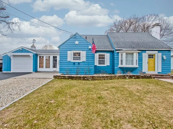 15 Barrett St, Ludlow, MA 01056