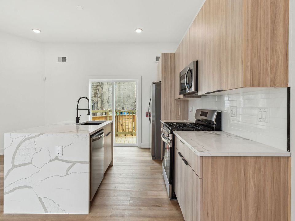 1st image of 136-40 E Cumberland St #1