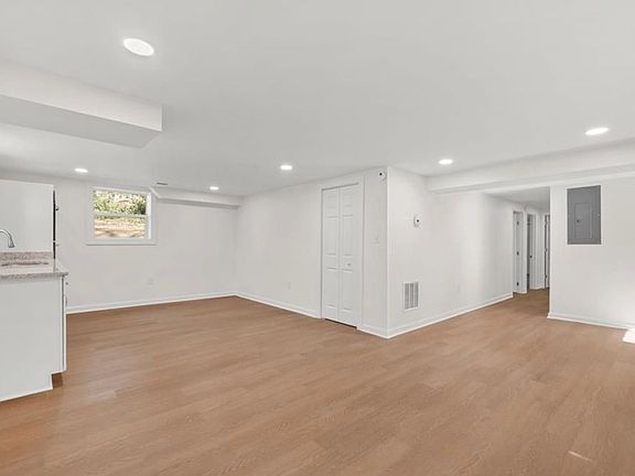 Kitchen & dinning space.