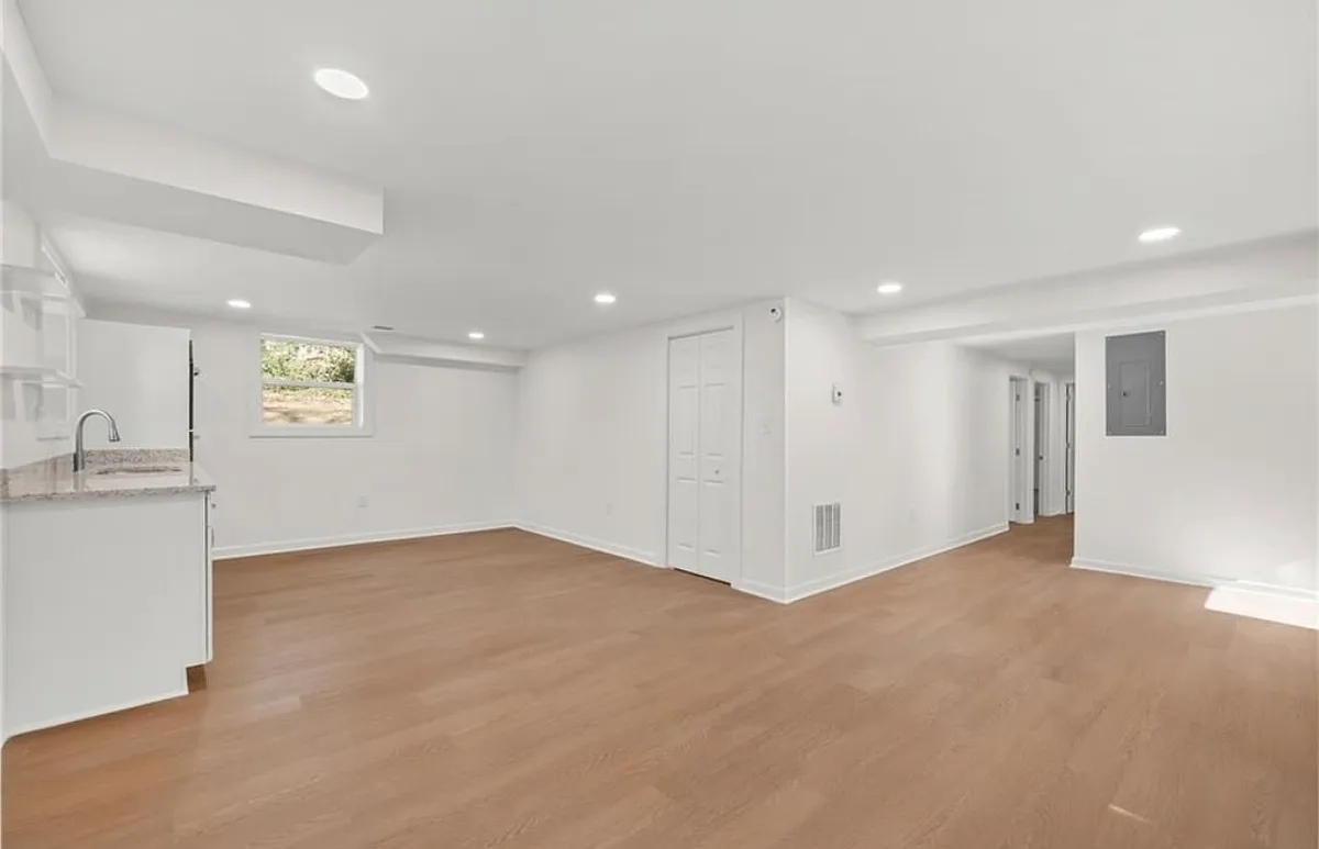 Kitchen & dinning space. - 2645 Brandon Rd
