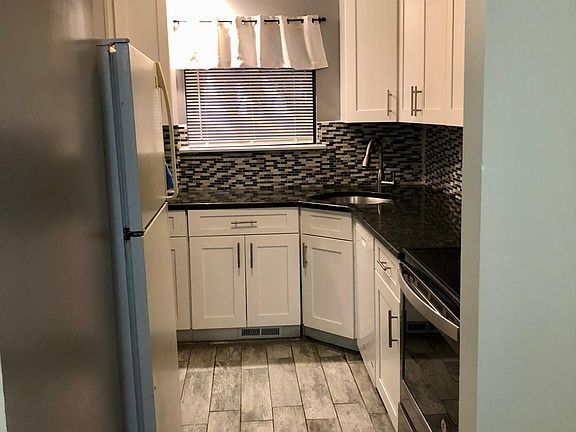 2nd image of 502 Cedar Hollow Dr