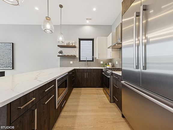 3rd image of 1038 N Paulina St APT 3
