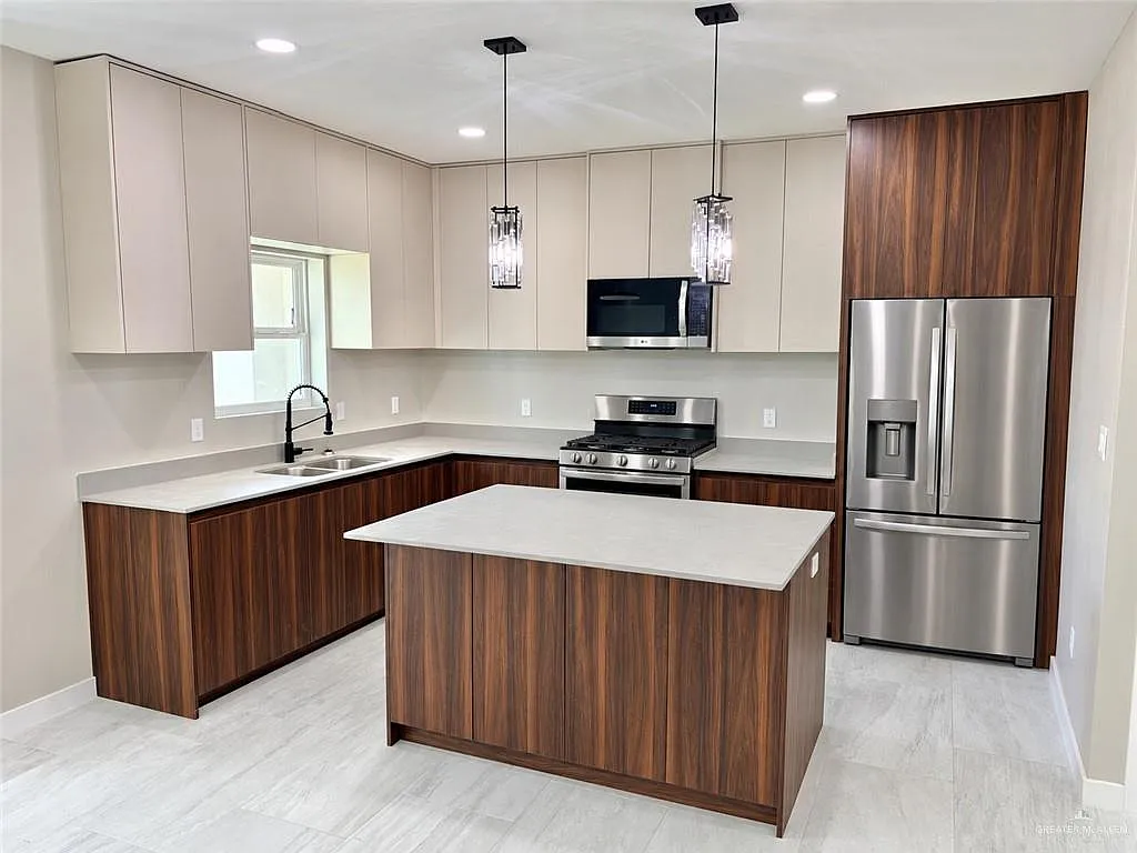 3 bed, 2.5 bath, 2096 sqft, $2,100 — Photo 4