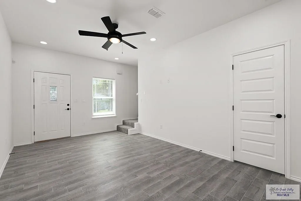 2 bed, 1.5 bath, 992 sqft, $999 — Photo 3