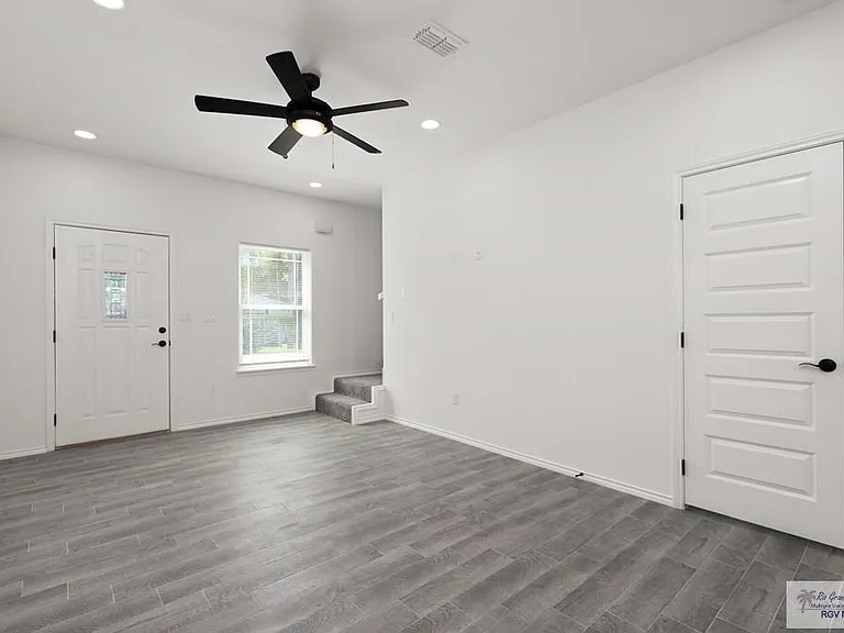 405 Lion'S Villa Ave #14 — Photo 3