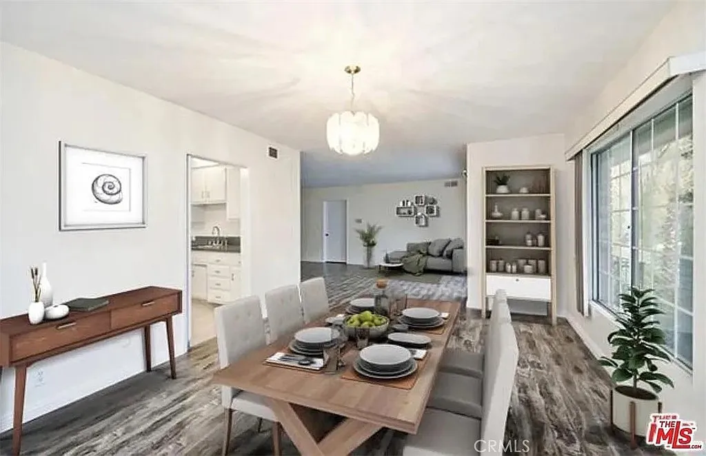 Building Photo - 837 S Windsor Blvd #7