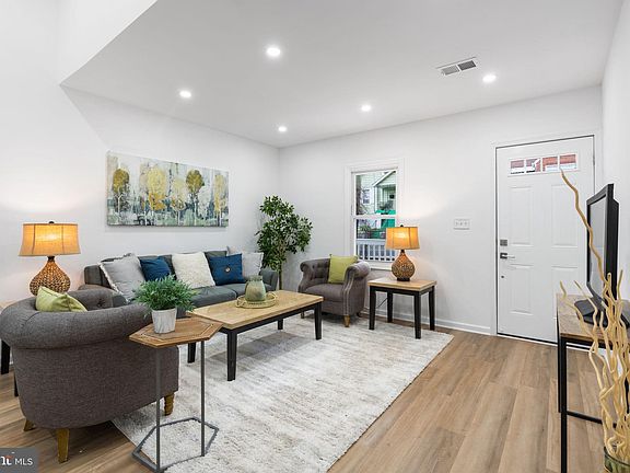 4th image of 710 Larchmont Ave