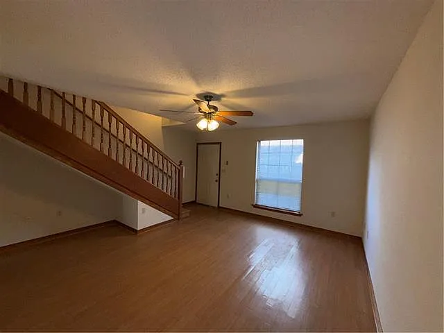 2 bed, 1.5 bath, 1150 sqft, $1,325 — Photo 3