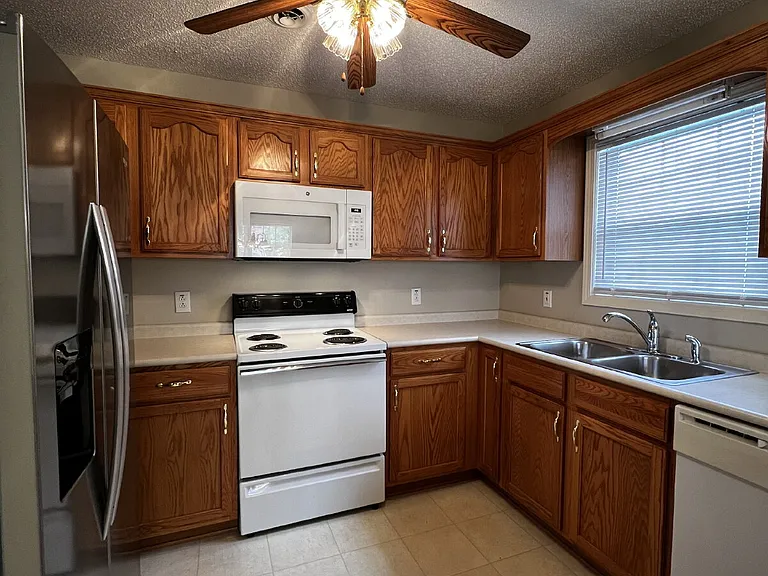 3427 Poplar Hl — Photo 25