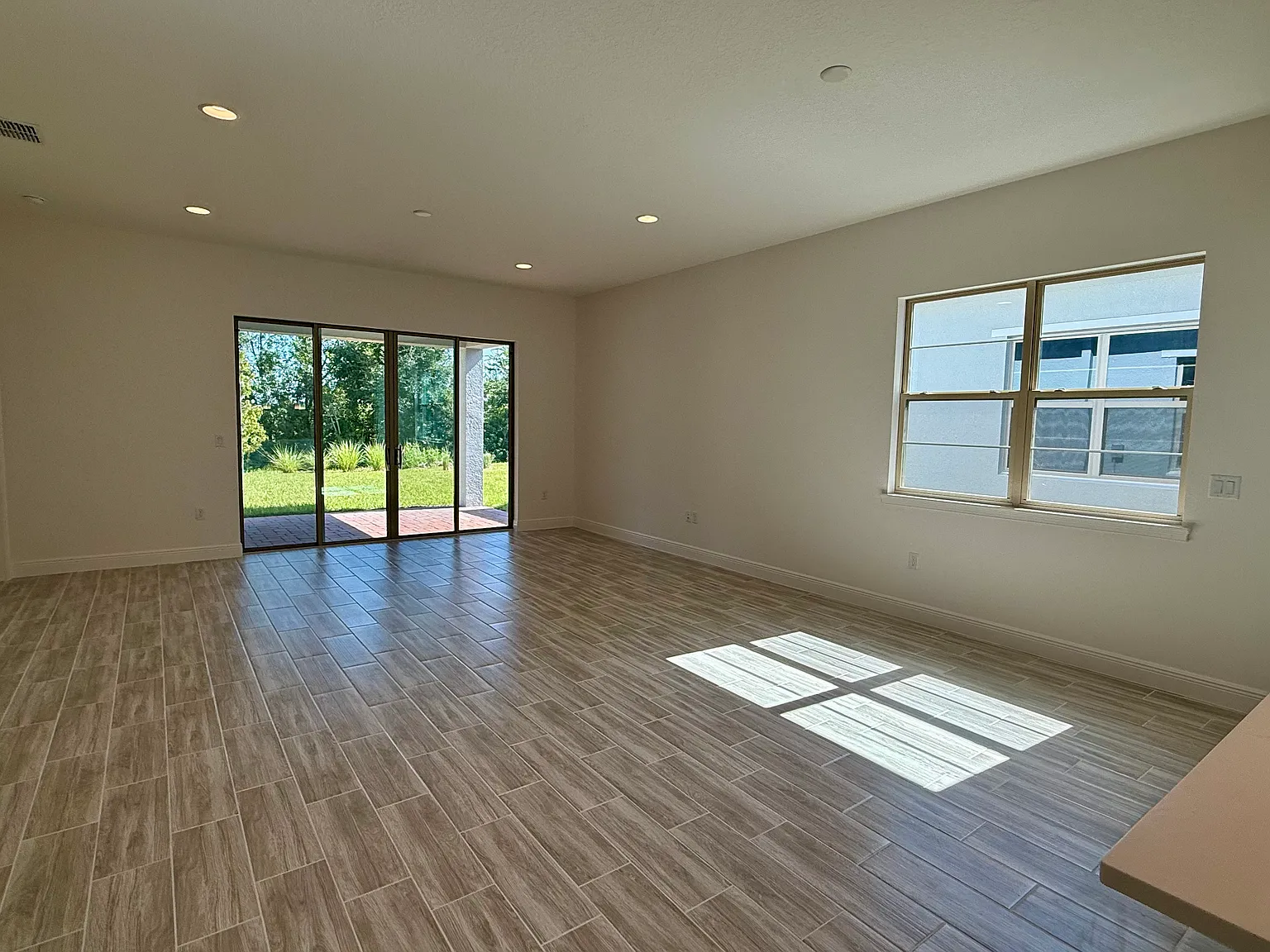 4 bed, 2053 sqft, $2,600 — Photo 4