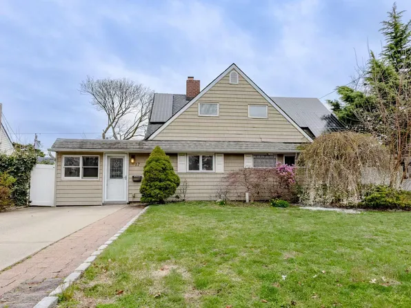 17 Arcadia Lane, Hicksville, NY 11801